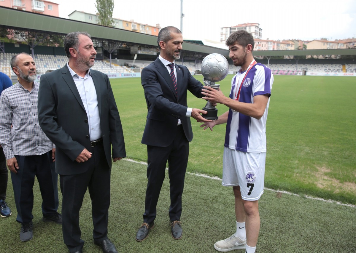 Ankara Keçiörengücü U-19 futbol takımımız kupasına kavuştu