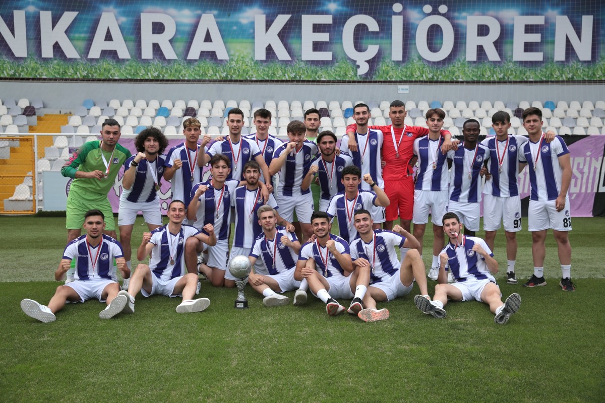 Ankara Keçiörengücü U-19 futbol takımımız kupasına kavuştu